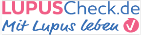 Logo mit Aufschrift „LupusCheck.de Mit Lupus Leben“, im Hintergrund ein dunkler Mond